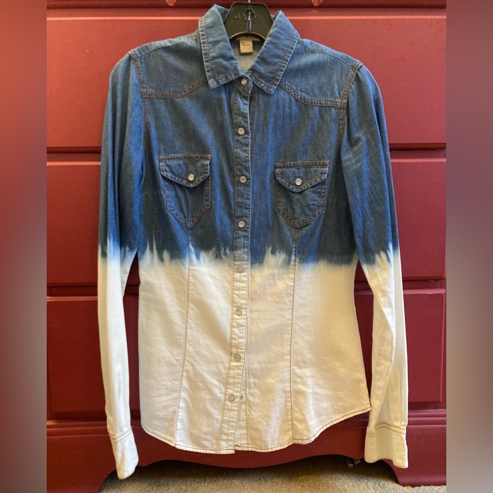 Ombré Pearl Snap Denim Shirt. Size Small.